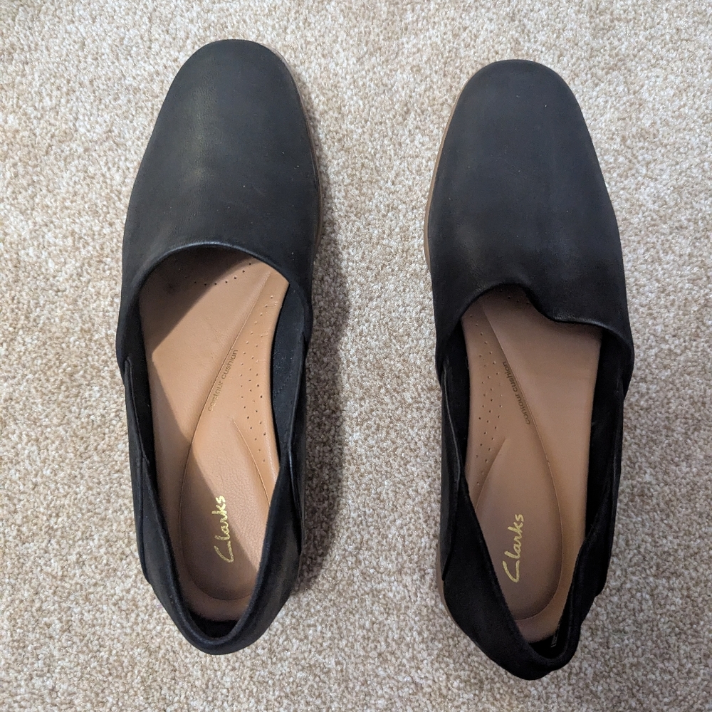 Like New Womens 9.5 M Clarks Pure Belle Black Leather Flats Block Heel